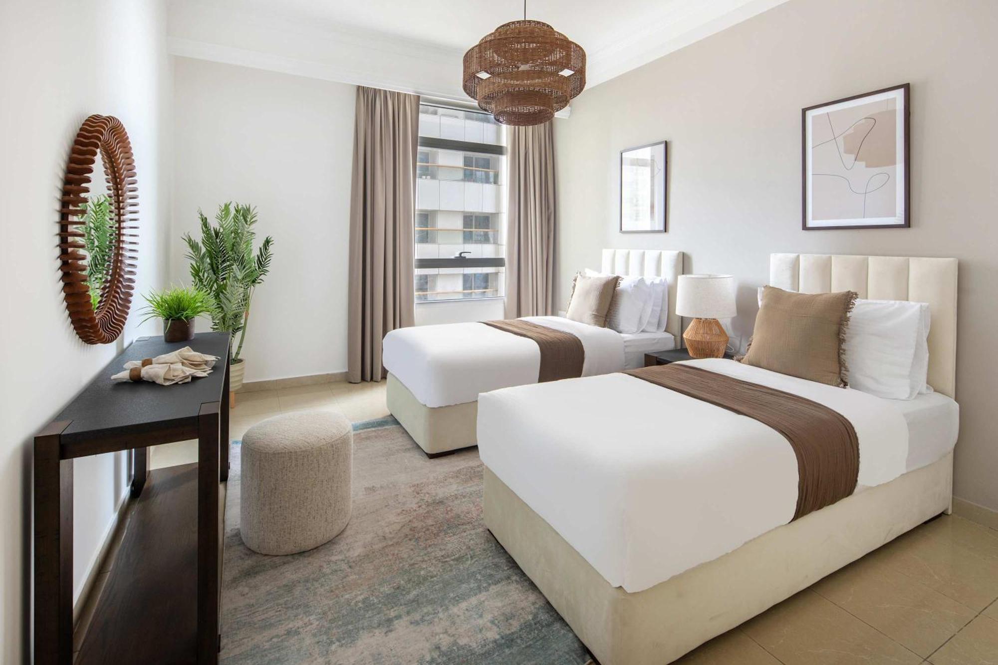 Frank Porter - Marina Crown Apartment Dubai