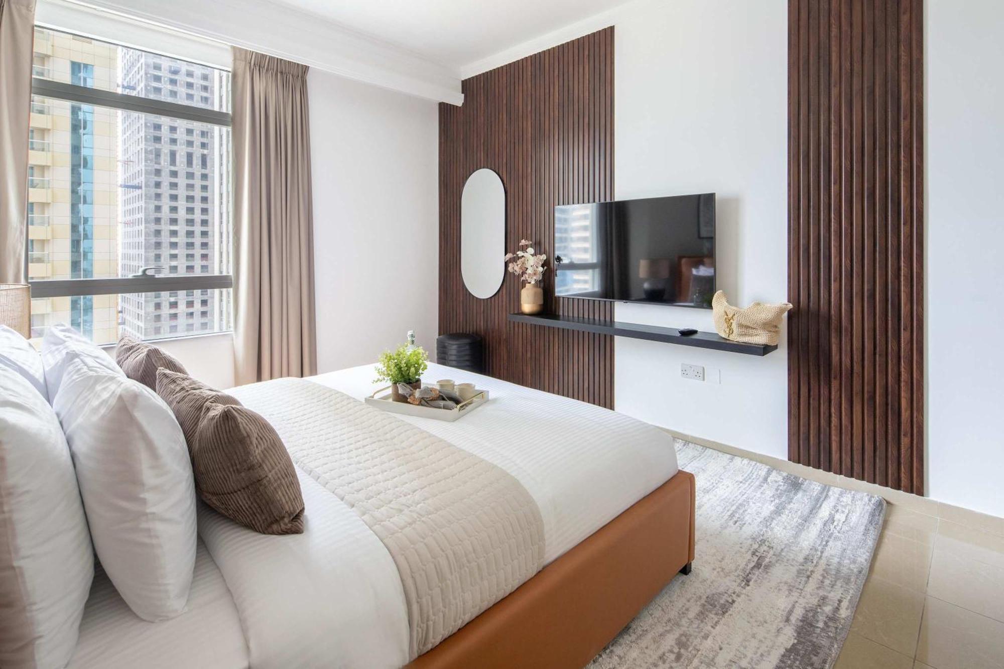 Frank Porter - Marina Crown Apartment