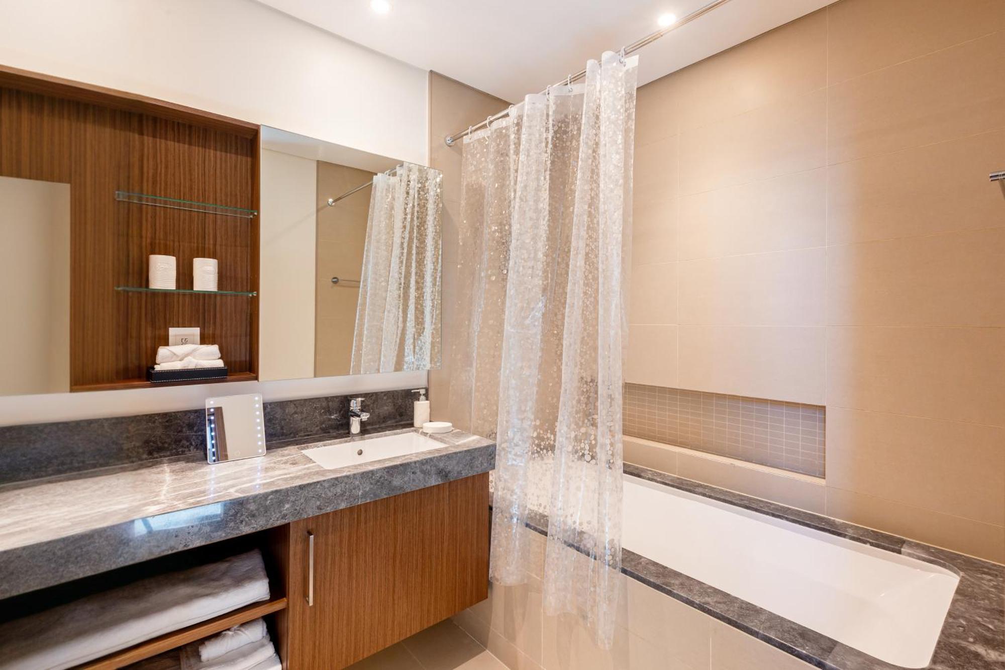Elegantescapes - Large 2br W Marina And Sea View *