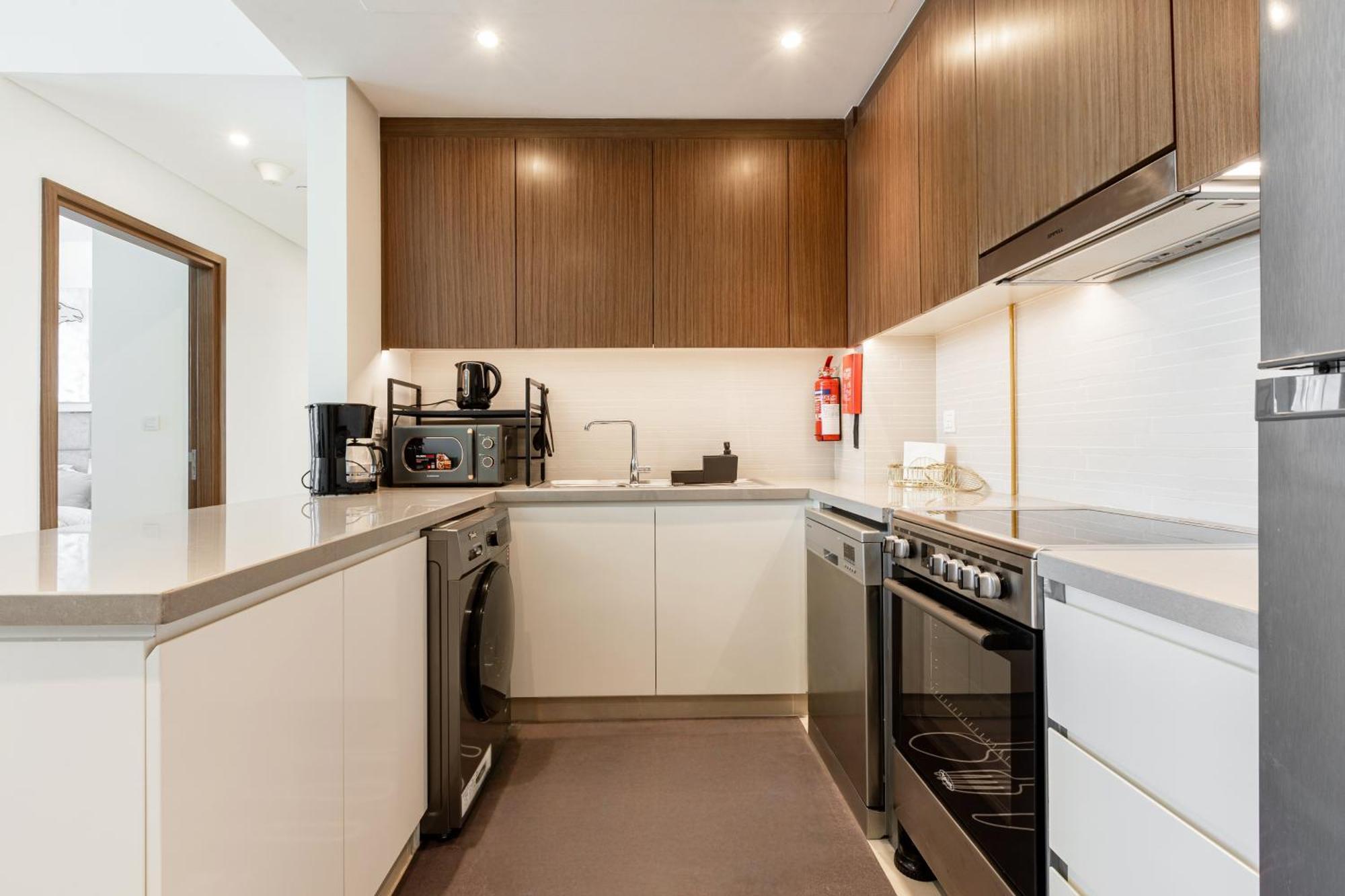 Elegantescapes - Large 2br W Marina And Sea View