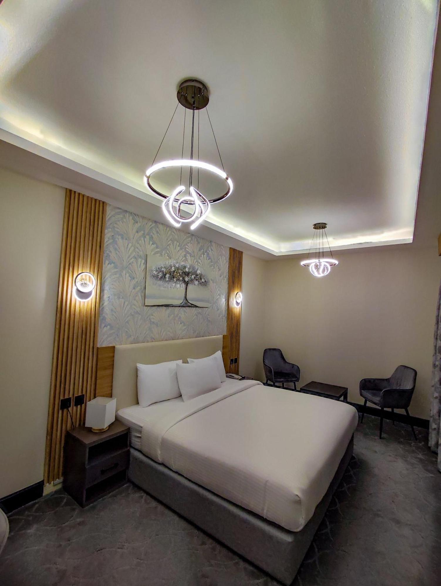 Gold Sky Avenue Hotel