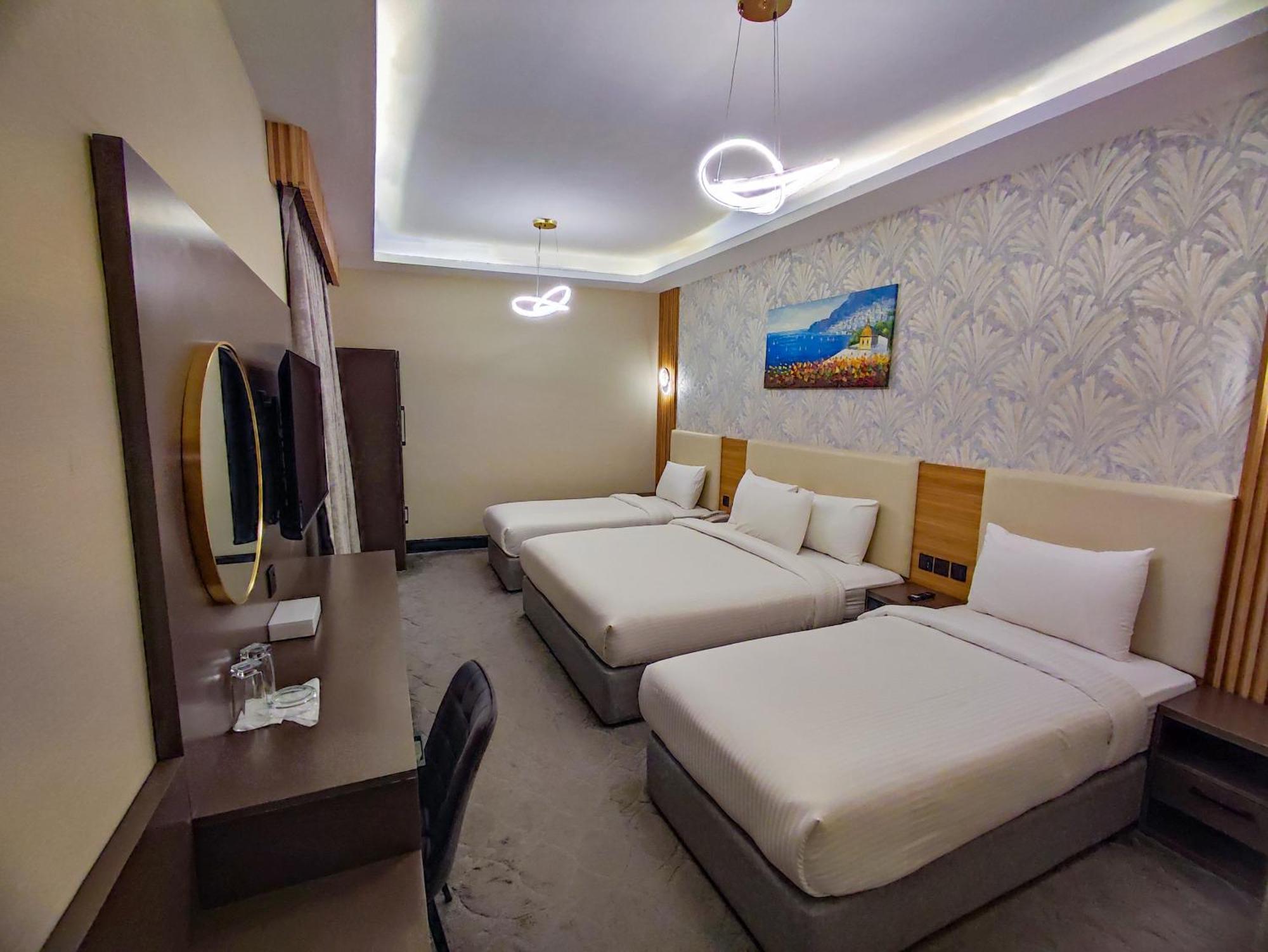Gold Sky Avenue Hotel *