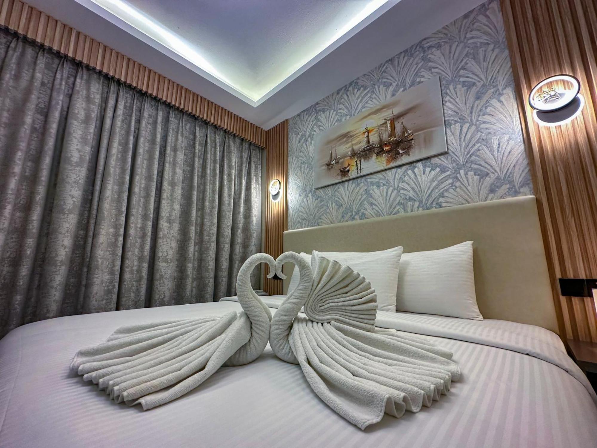 Gold Sky Avenue Hotel