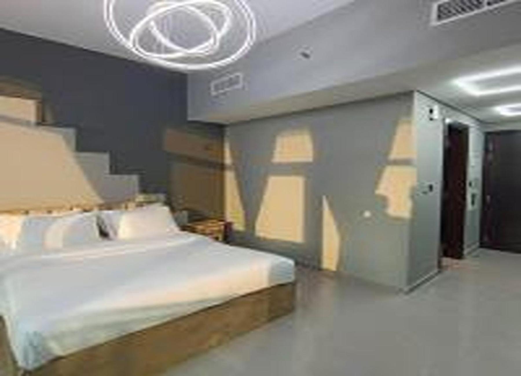 Brown Stone - Pool & View Merano Daire Dubai