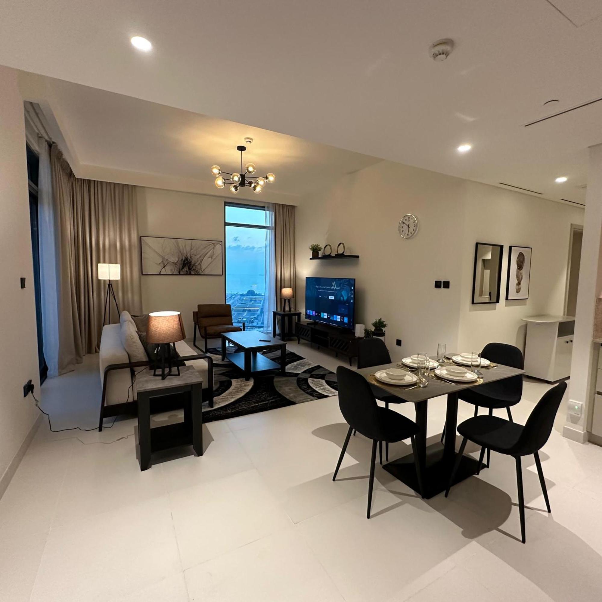 Amakin Beachfront Palm Jumeirah Marina Vista 2