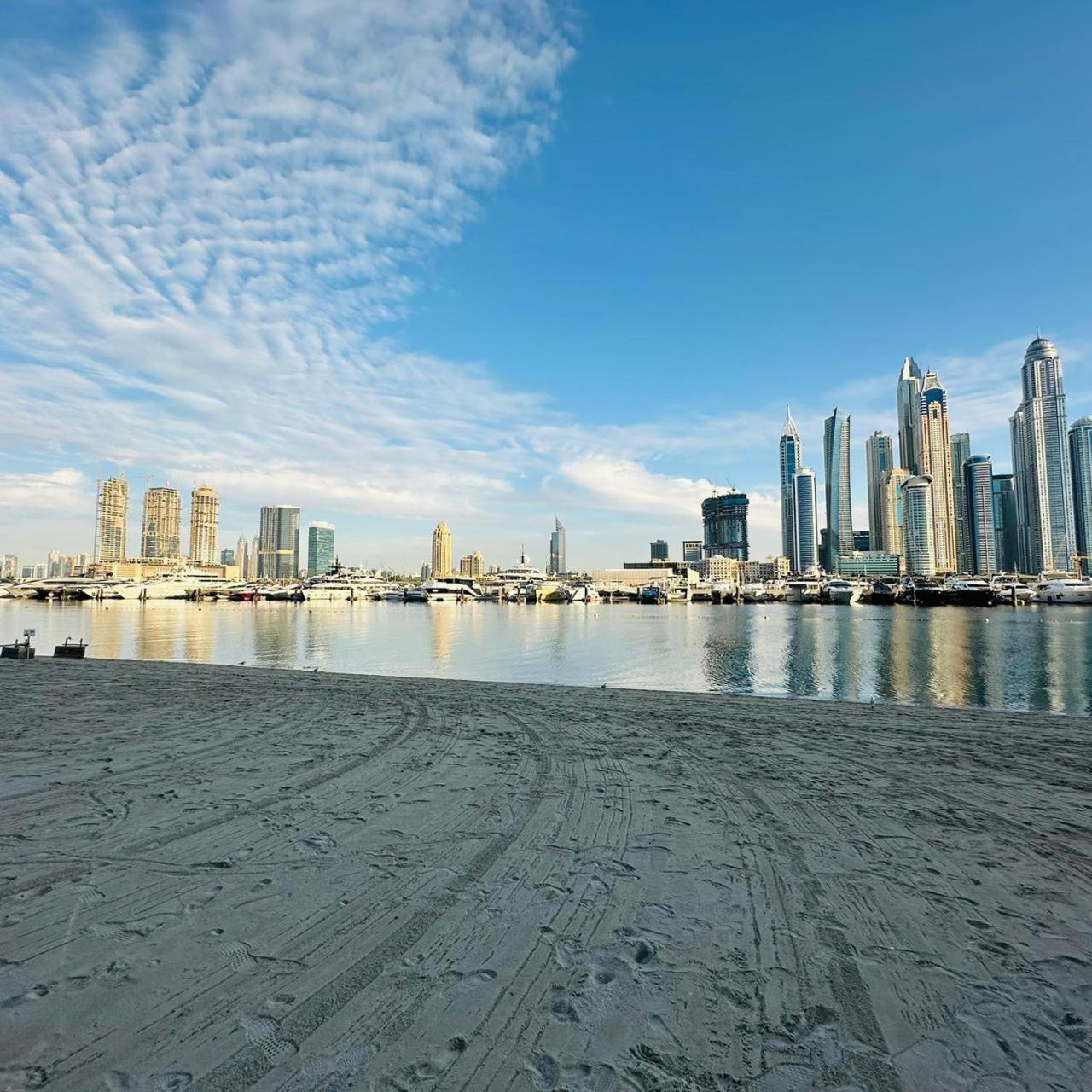 Amakin Beachfront Palm Jumeirah Marina Vista 2 *