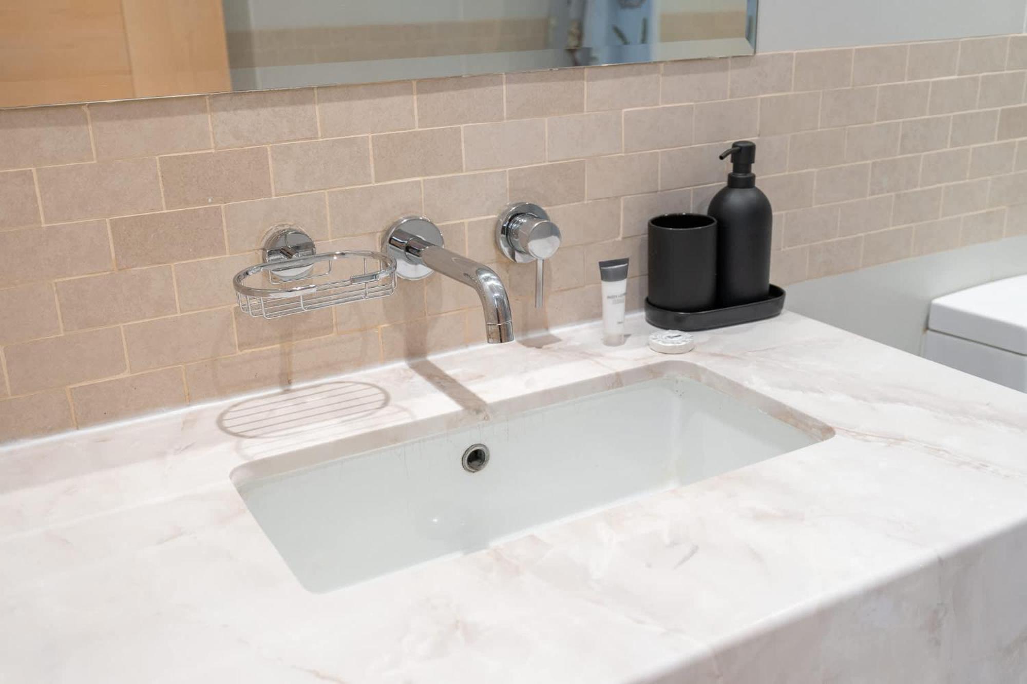 Apartment Stylish 1-bedroom For 4 In Marina