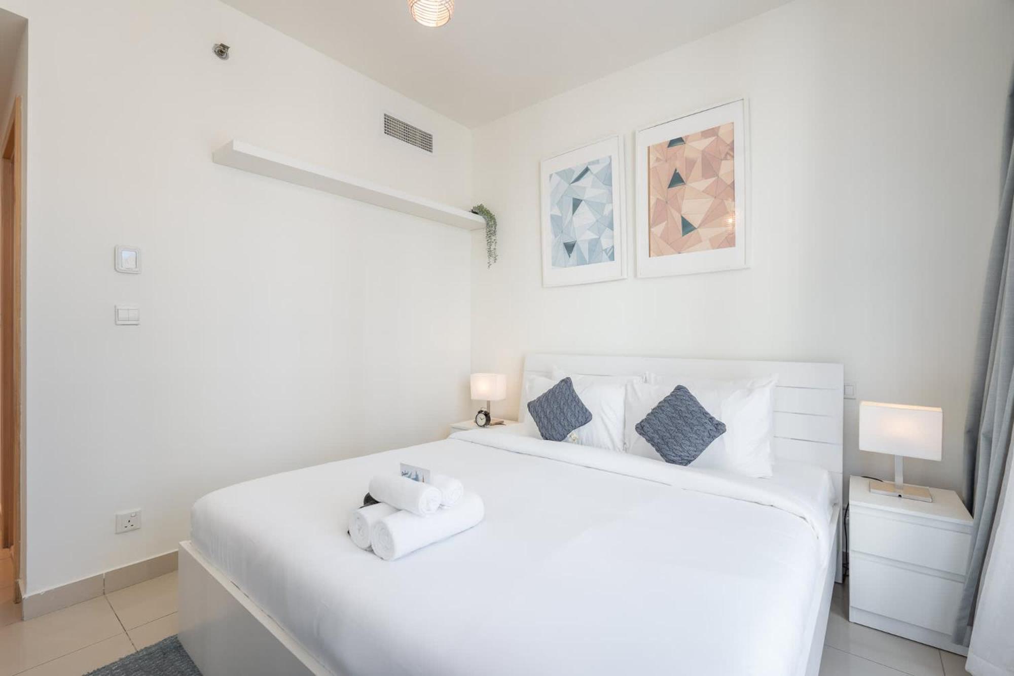 Apartment Stylish 1-bedroom For 4 In Marina