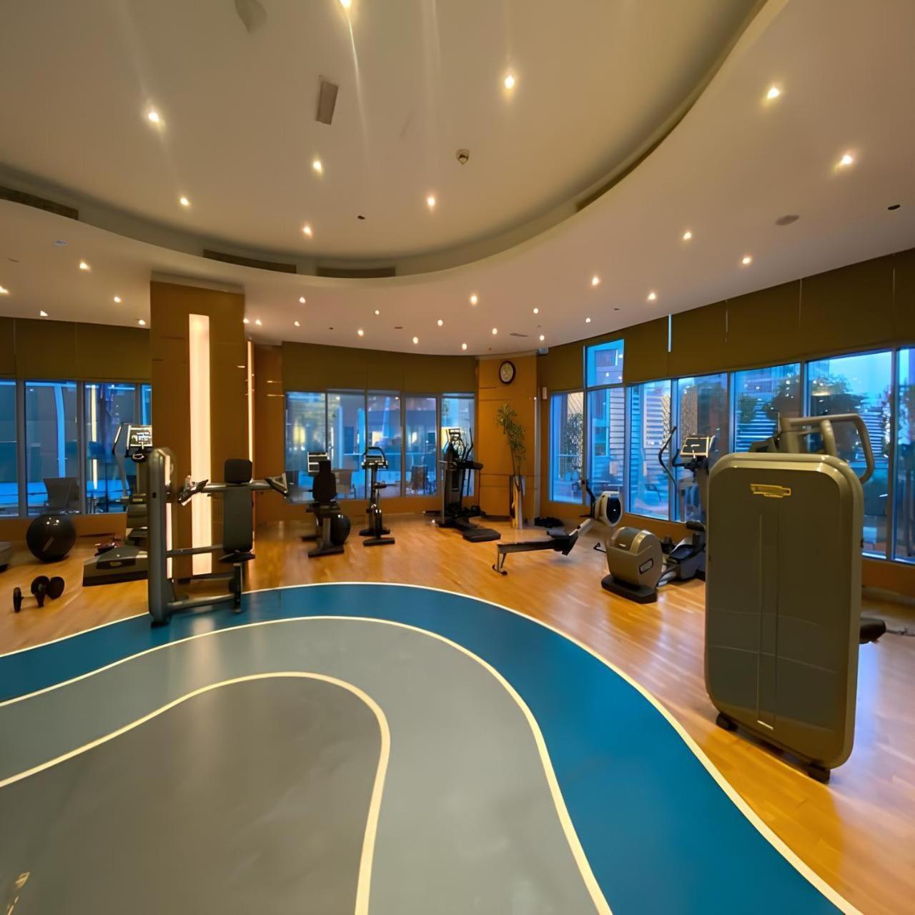 Luxe 2-br Sanctuary In Downtown With Pool And Gym