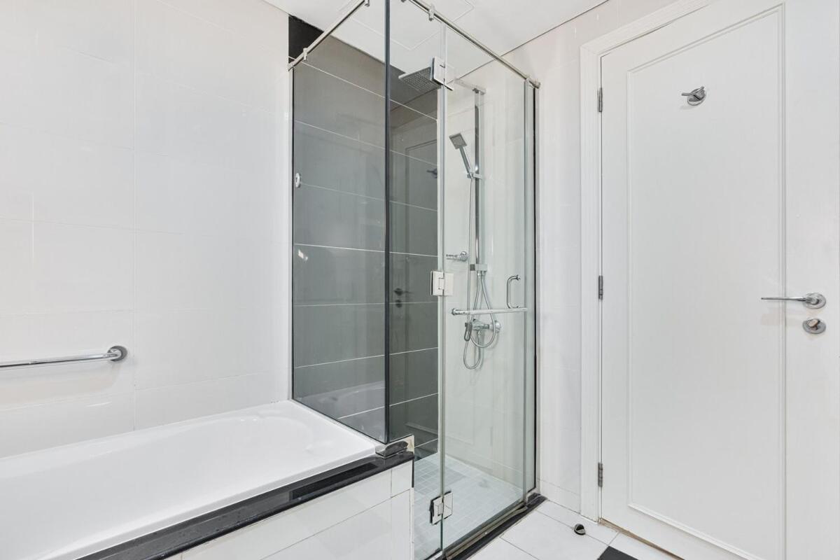 Luxe 2-br Sanctuary In Downtown With Pool And Gym Dubai