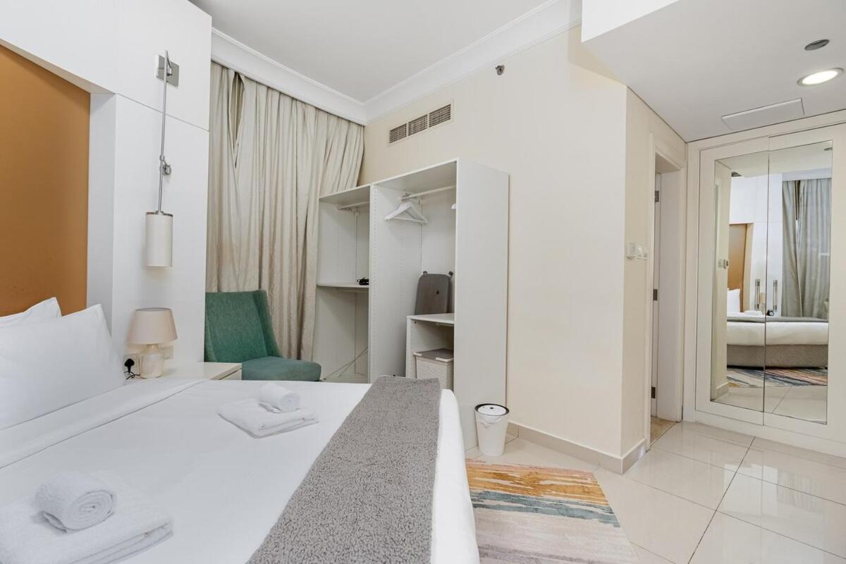 Luxe 2-br Sanctuary In Downtown With Pool And Gym