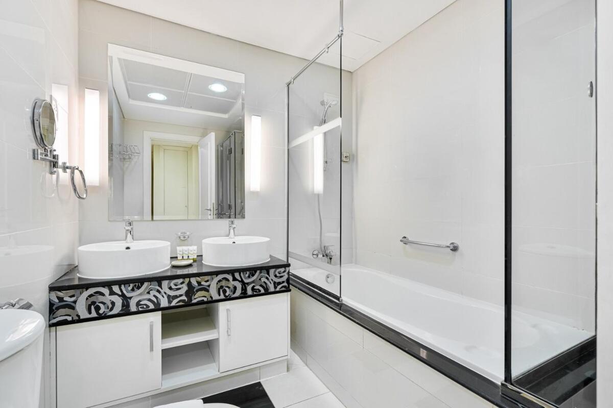 Apartment Luxe 2-br Sanctuary In Downtown With Pool And Gym *
