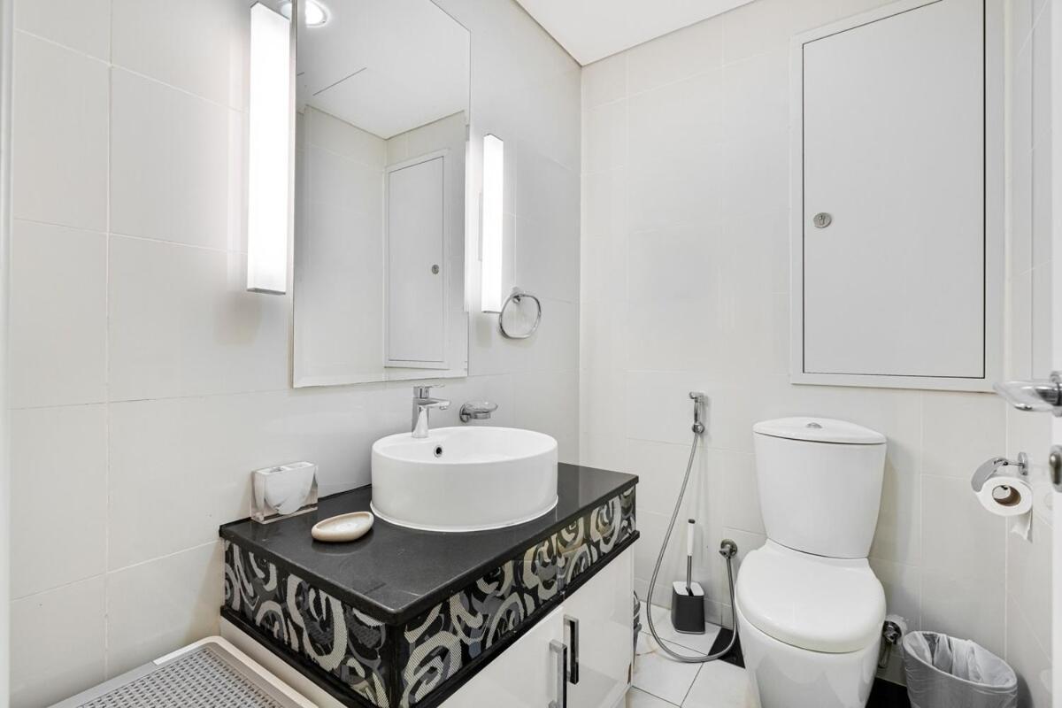 Luxe 2-br Sanctuary In Downtown With Pool And Gym * Dubai