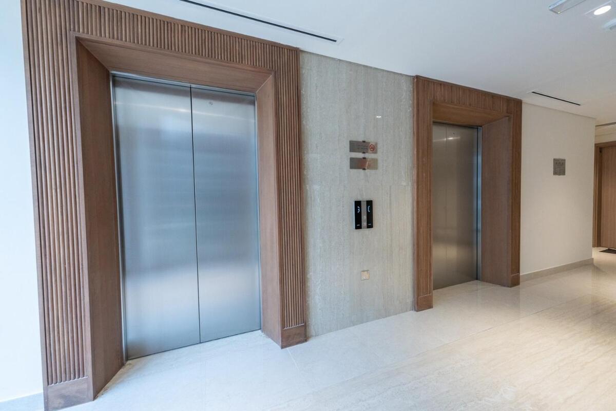Serene At Azizi Riviera Near To Burj Khalifa Apartment *