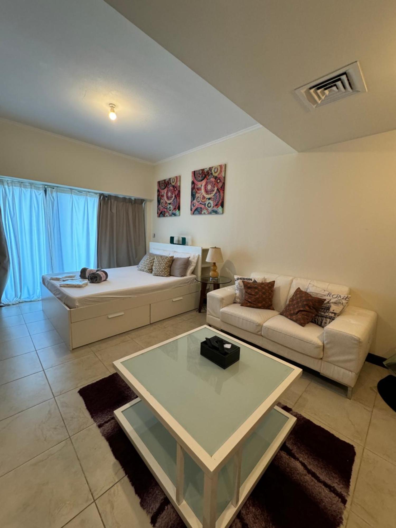 Click - Jlt - & Balcony Lakes View Entire -ra Apartment