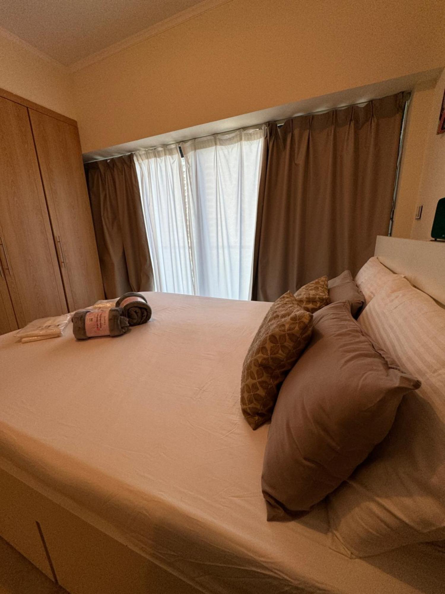 Click - Jlt - & Balcony Lakes View Entire -ra Apartment