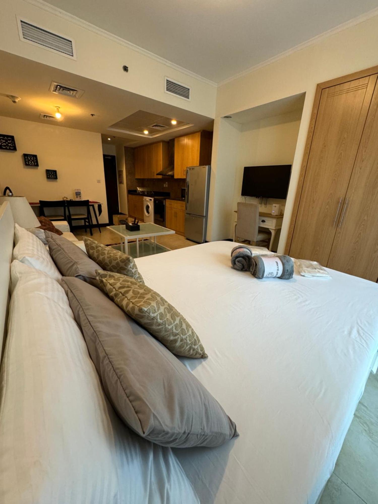 Apartment Click - Jlt - & Balcony Lakes View Entire -ra Dubai