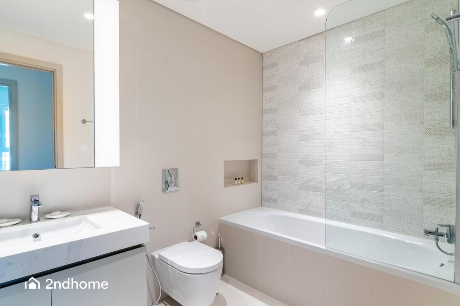 Sophisticated 1 Bedroom With Breathtaking Sea View Apartment *