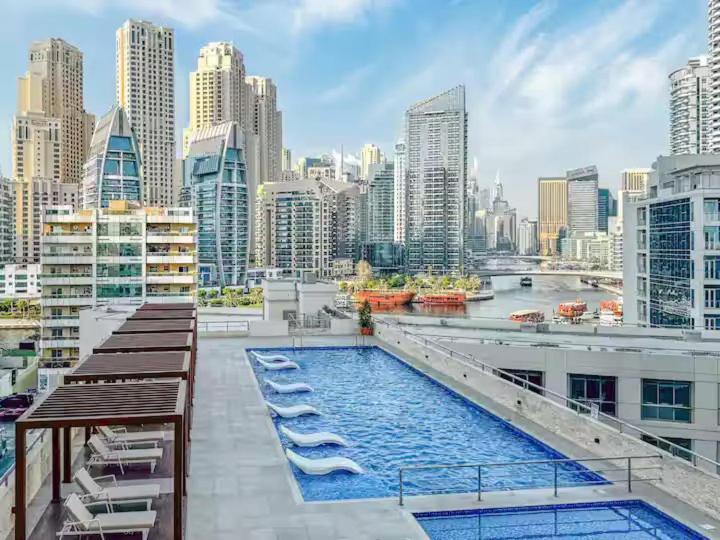 Spacious High Floor Marina Apartment