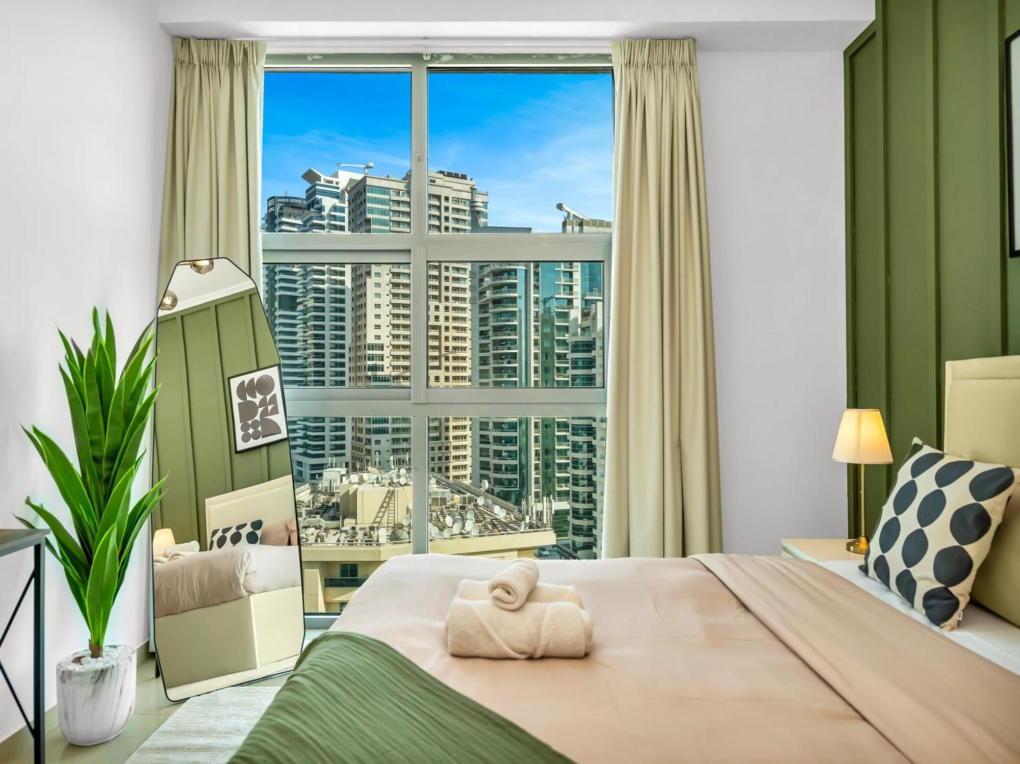 Spacious High Floor Marina *