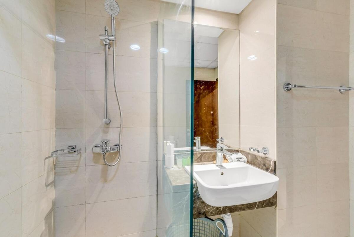 Waves - Spacious 1br With Balcony & Cozy Interiors In Jvc Dubai