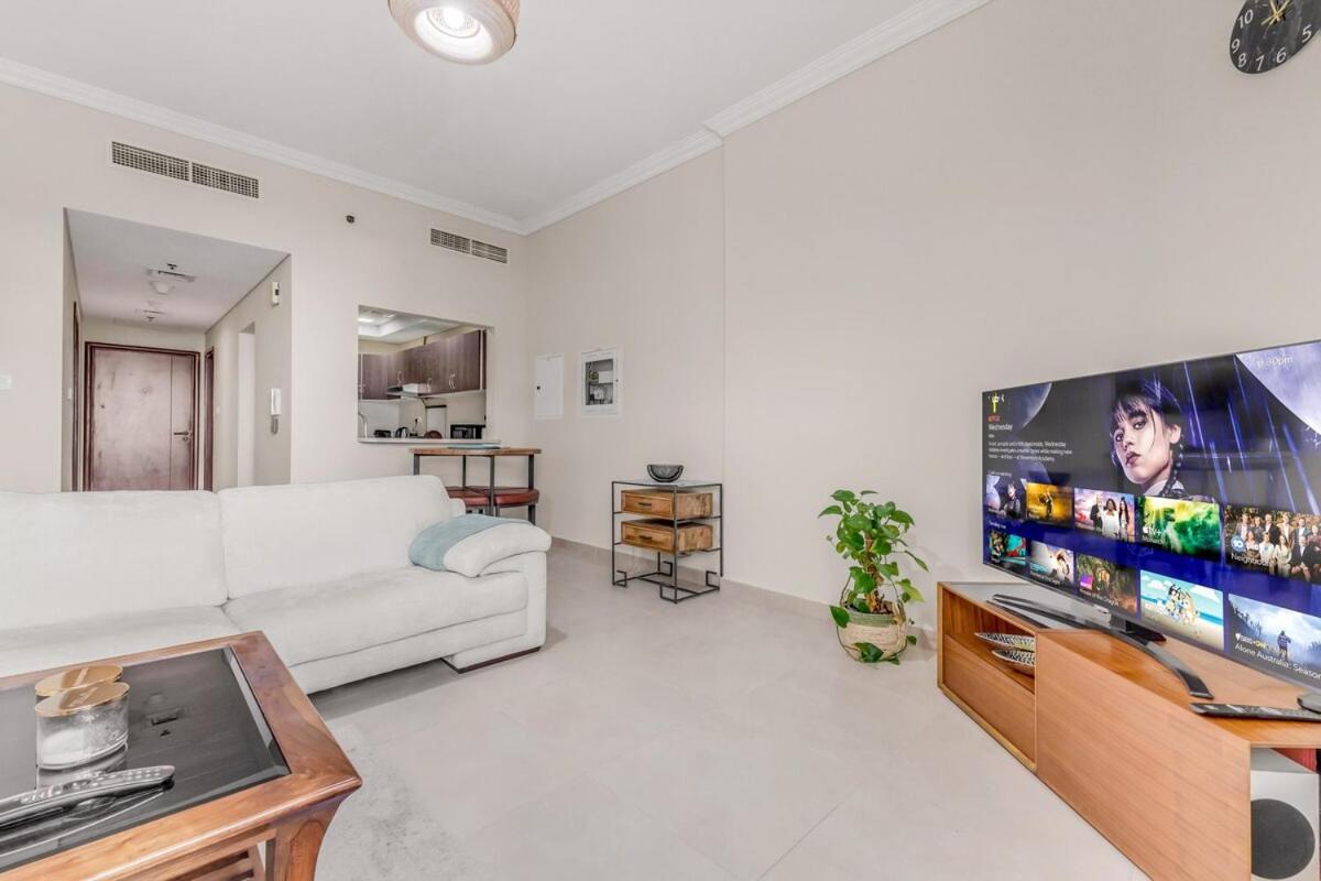 Apartment Waves - Spacious 1br With Balcony & Cozy Interiors In Jvc *