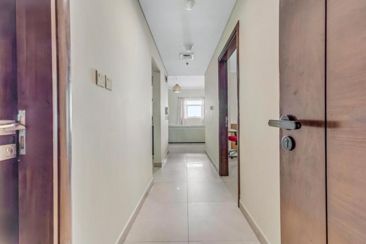 Apartment Waves - Spacious 1br With Balcony & Cozy Interiors In Jvc Dubai