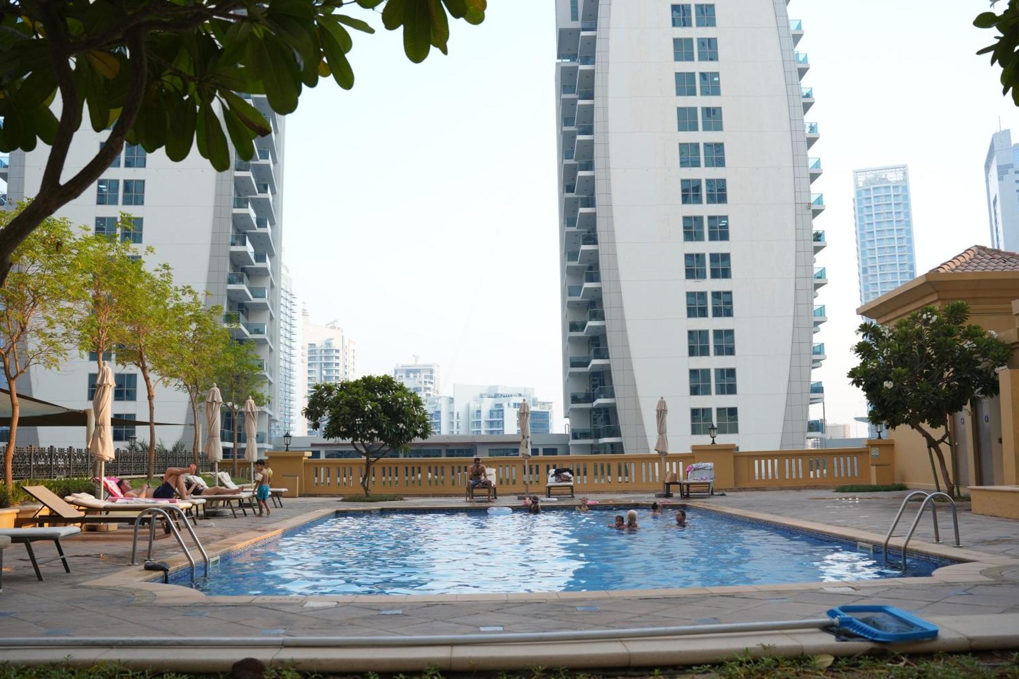 Yellow Parrot Jbr Kapselhotel *