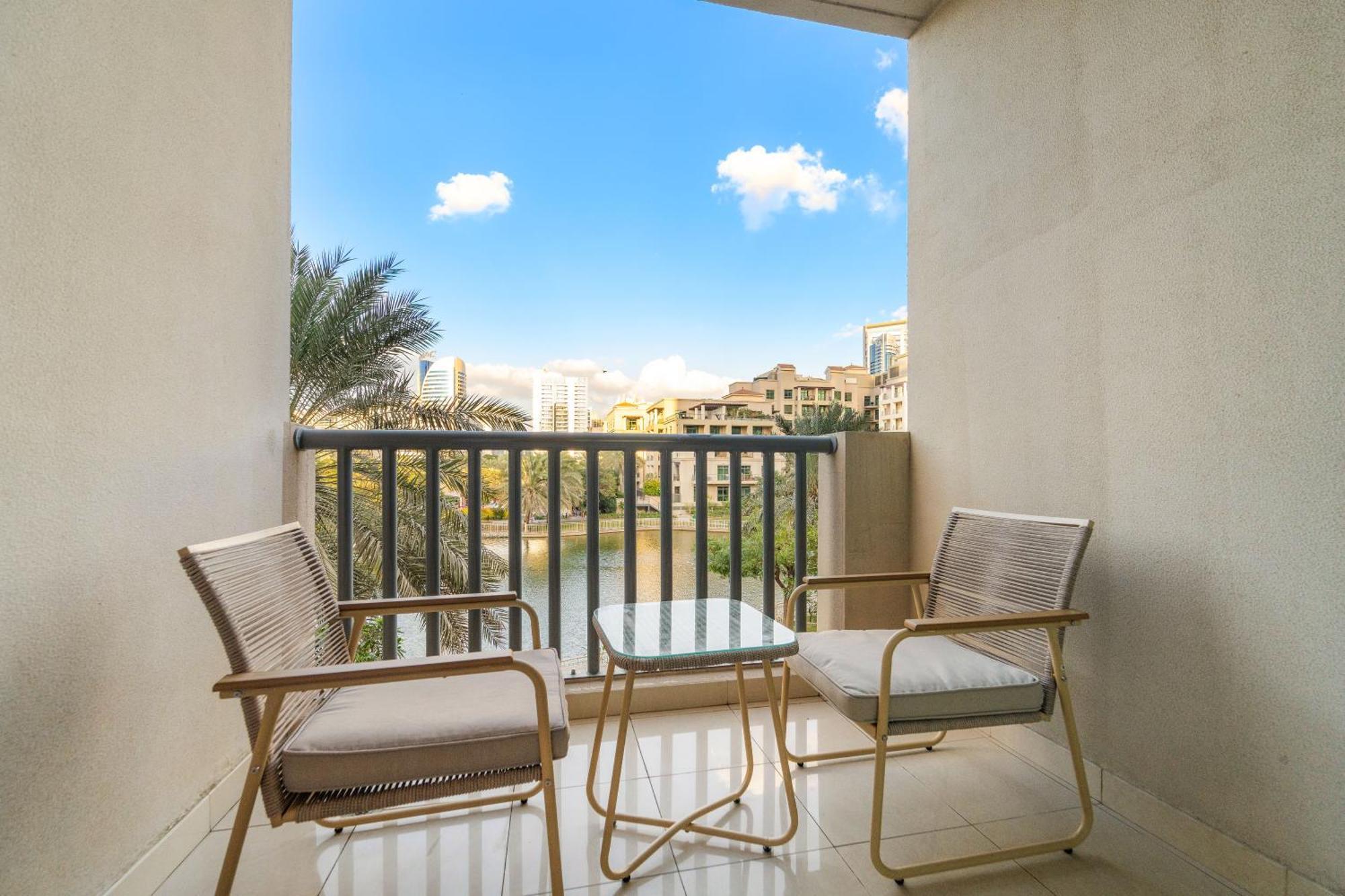 Cozy With Scenic Canal Views Apartment Dubai