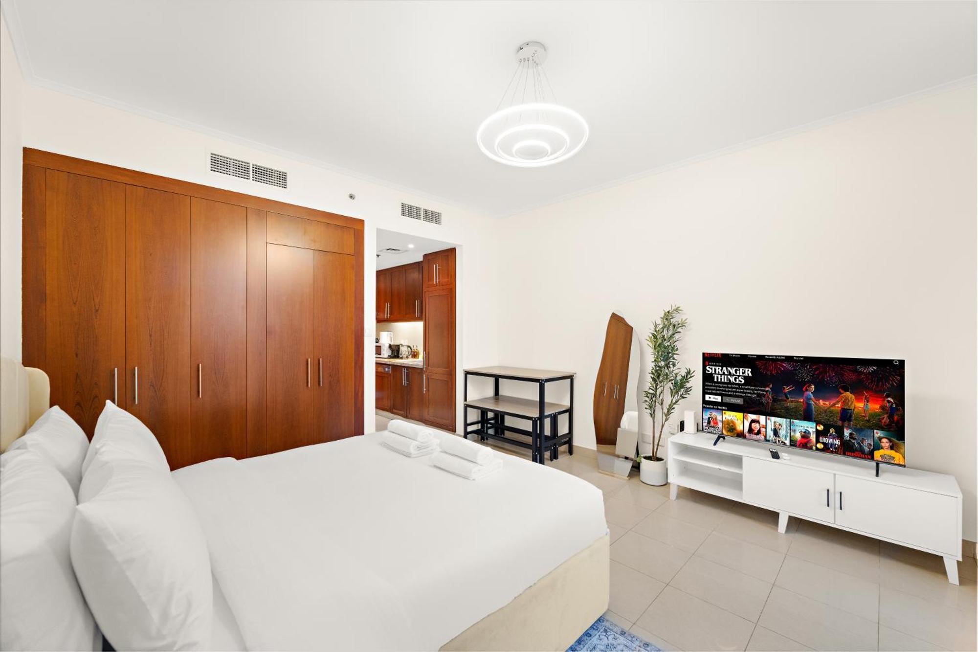 Cozy With Scenic Canal Views Dubai