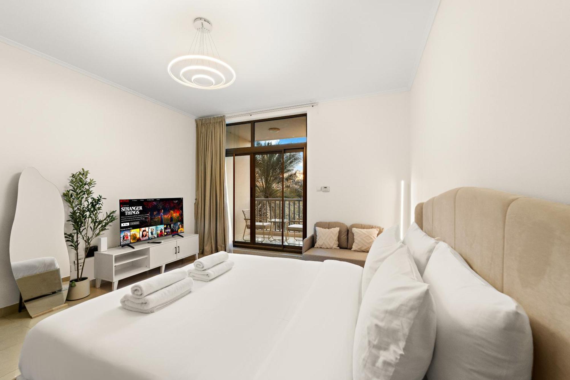Cozy With Scenic Canal Views * Dubai