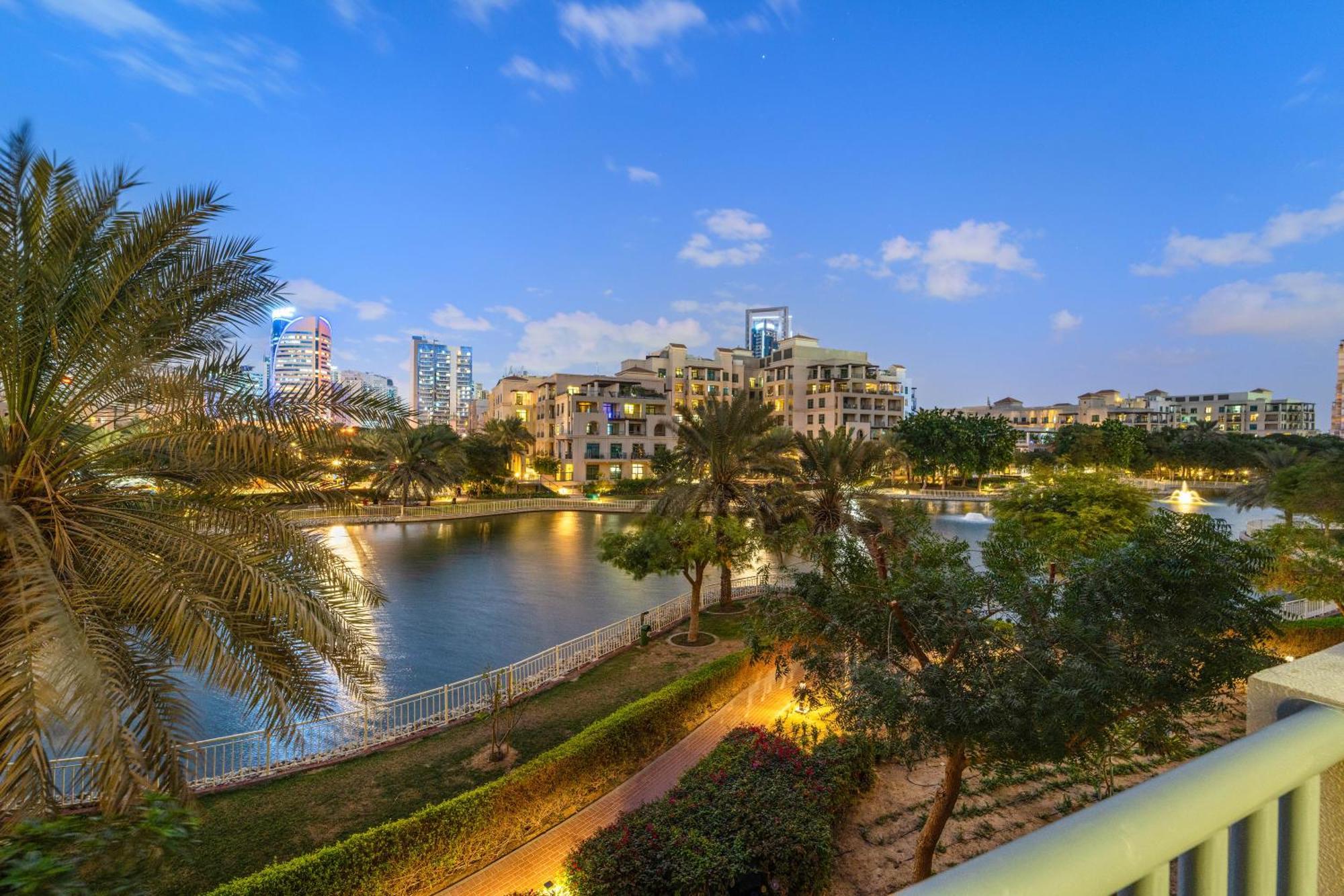 Cozy With Scenic Canal Views Apartment Dubai