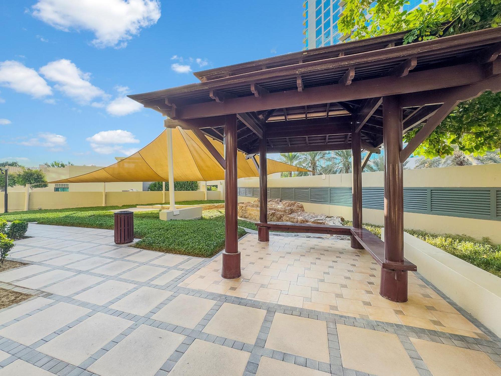 Cozy With Scenic Canal Views Dubai