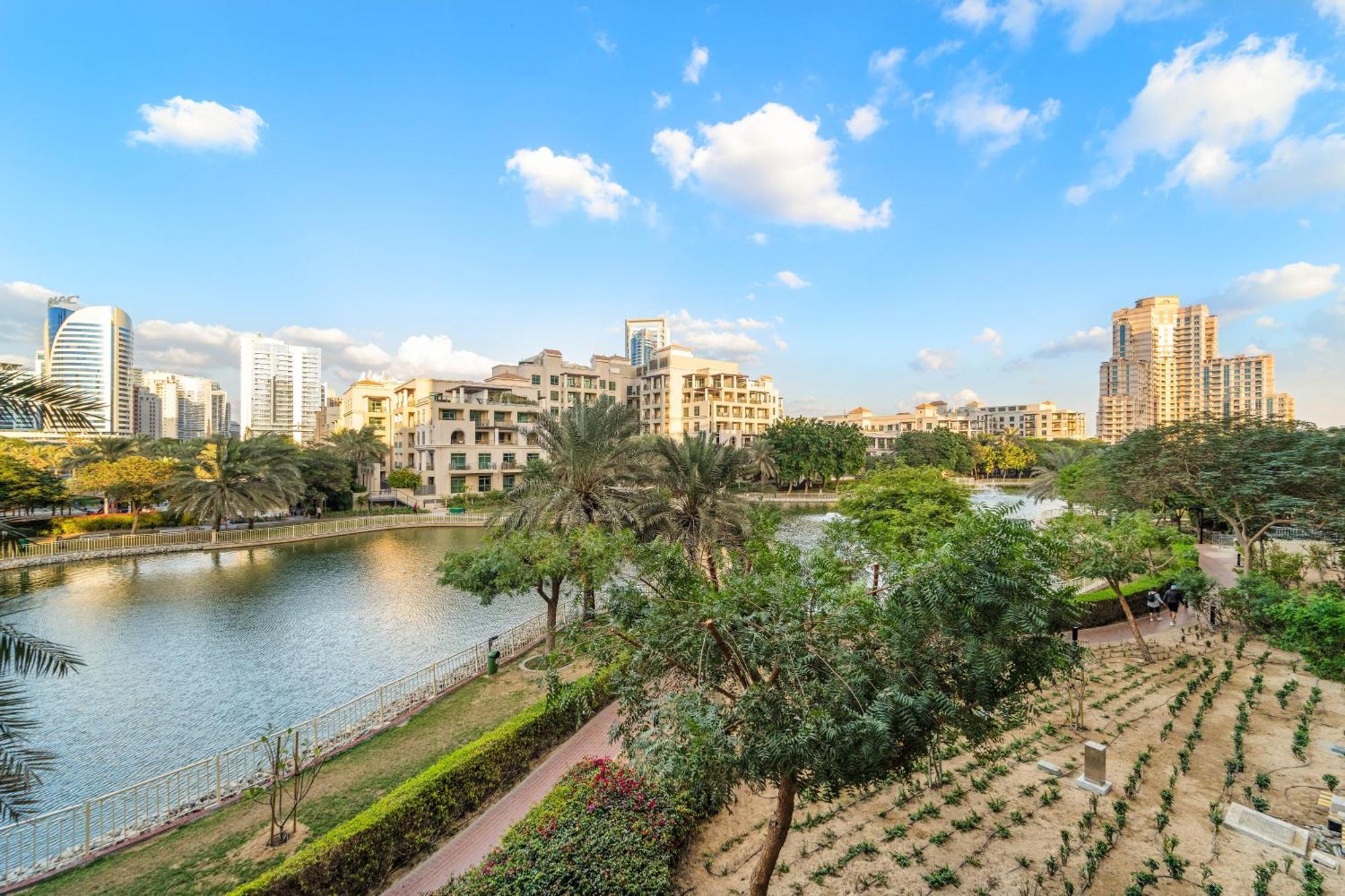 Cozy With Scenic Canal Views Apartment