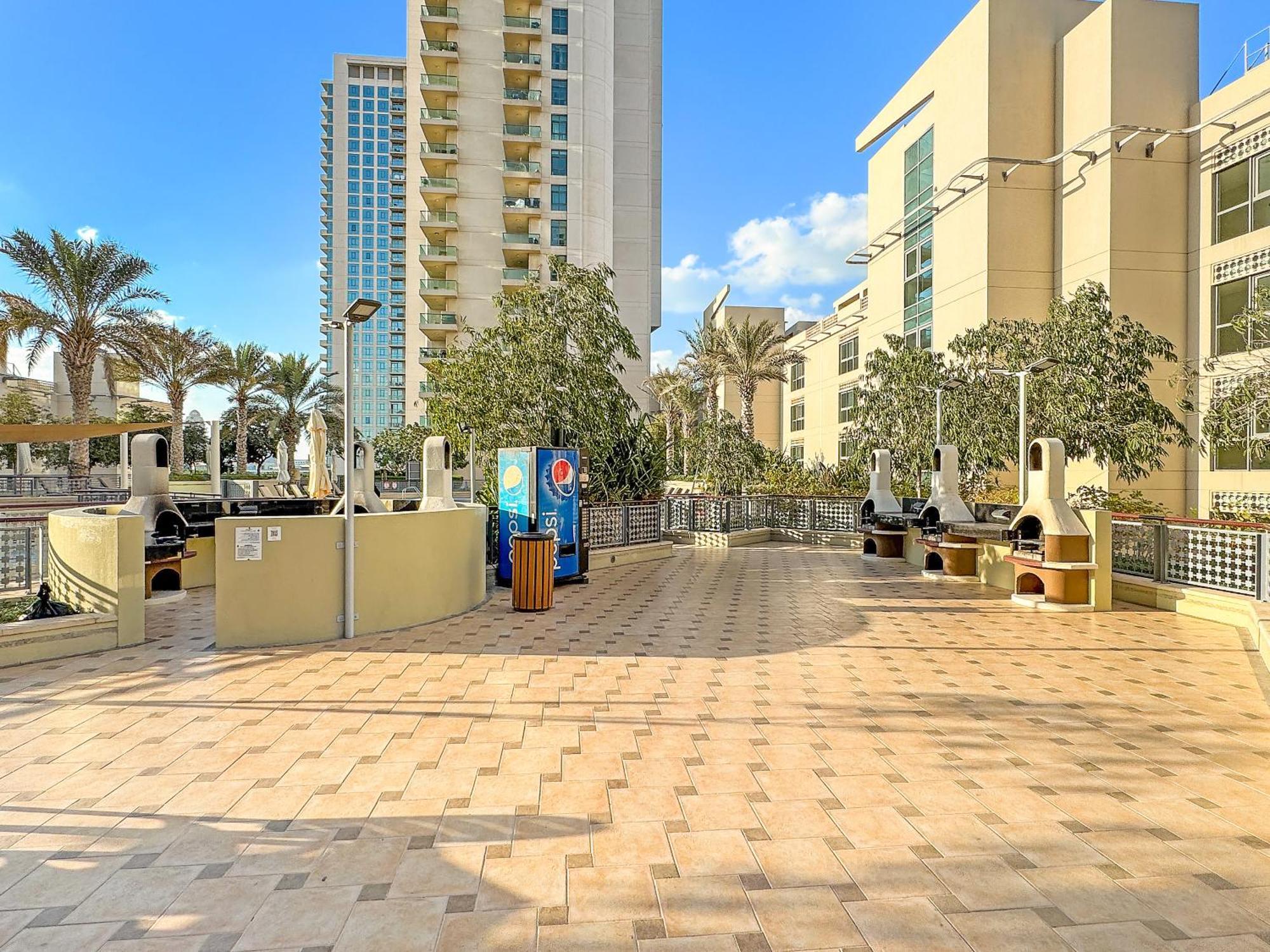 Cozy With Scenic Canal Views Dubai