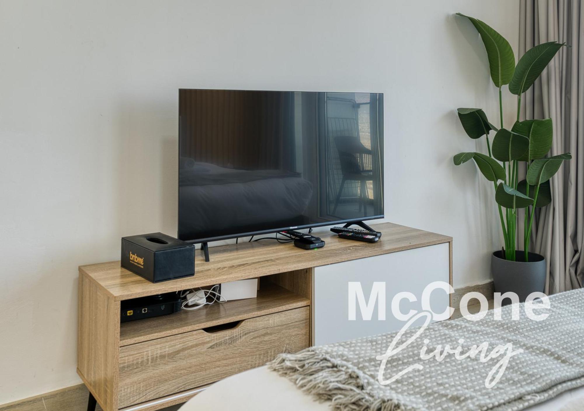 Apartment Stylish With Pool, Gym & Tasteful Decor