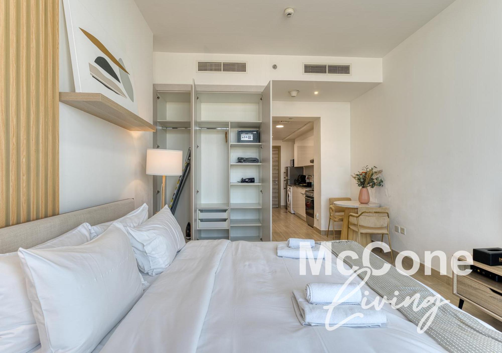 Stylish With Pool, Gym & Tasteful Decor Apartment *