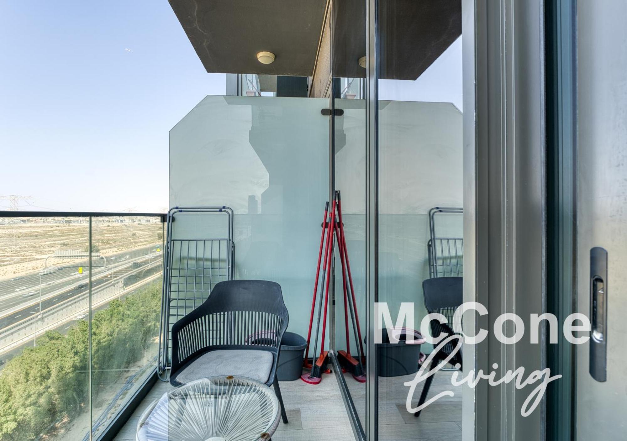 Apartment Stylish With Pool, Gym & Tasteful Decor