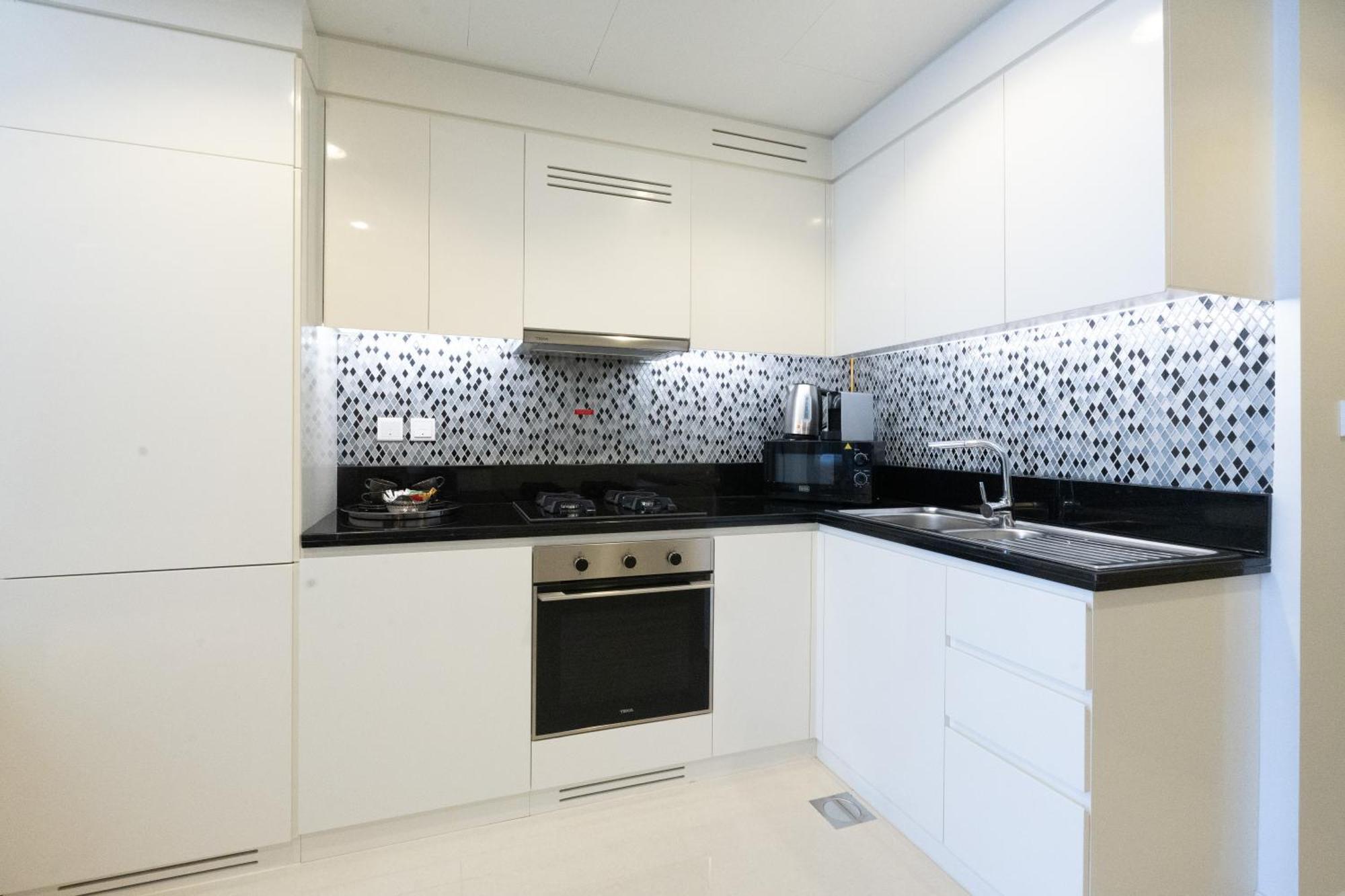 Apartment Keyrock Living - Premium 2br Retreat With Breathtaking Views