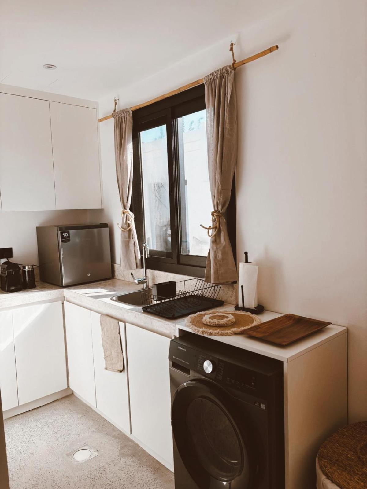 Luxury Boho Chic Beachside Escape, Shared Pool & Burj Khalifa View! Apartment