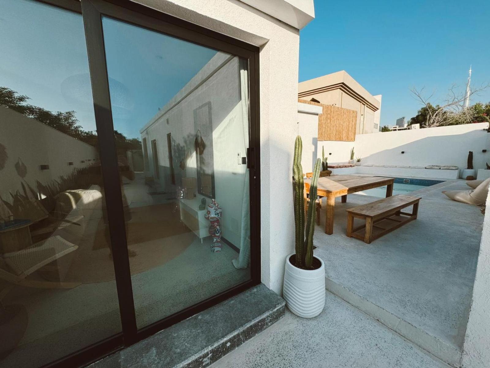 Apartment Luxury Boho Chic Beachside Escape, Shared Pool & Burj Khalifa View! *