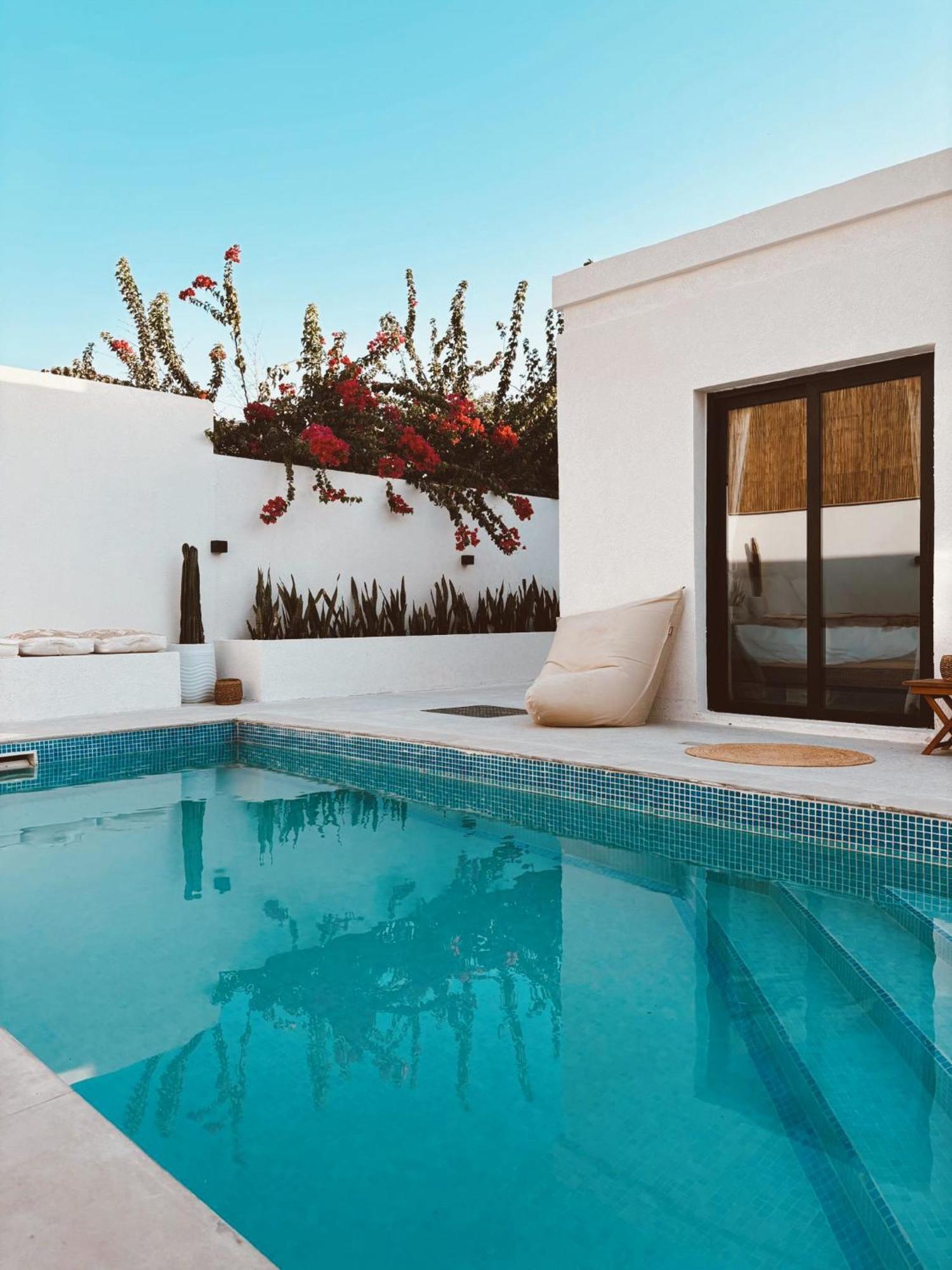 Apartment Luxury Boho Chic Beachside Escape, Shared Pool & Burj Khalifa View! *