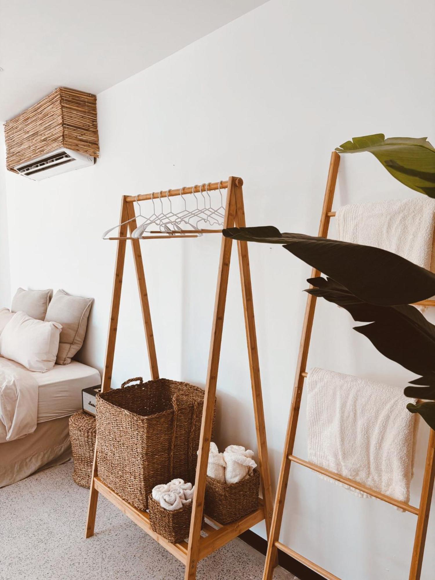 Apartment Luxury Boho Chic Beachside Escape, Shared Pool & Burj Khalifa View!