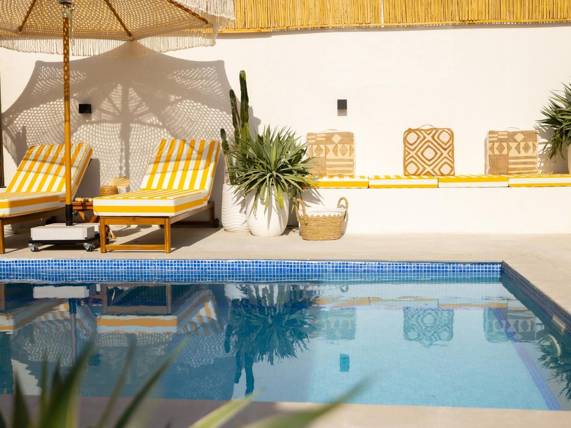 Luxury Boho Chic Beachside Escape, Shared Pool & Burj Khalifa View! * Dubai