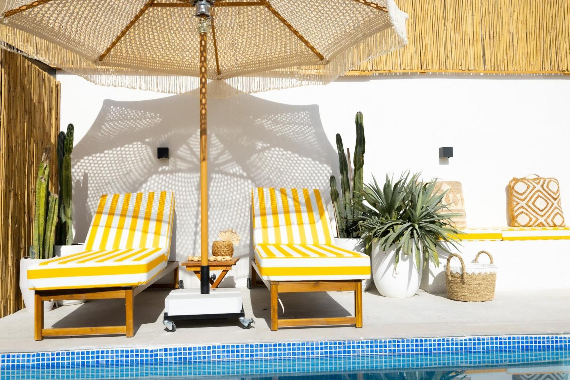 Apartment Luxury Boho Chic Beachside Escape, Shared Pool & Burj Khalifa View! *