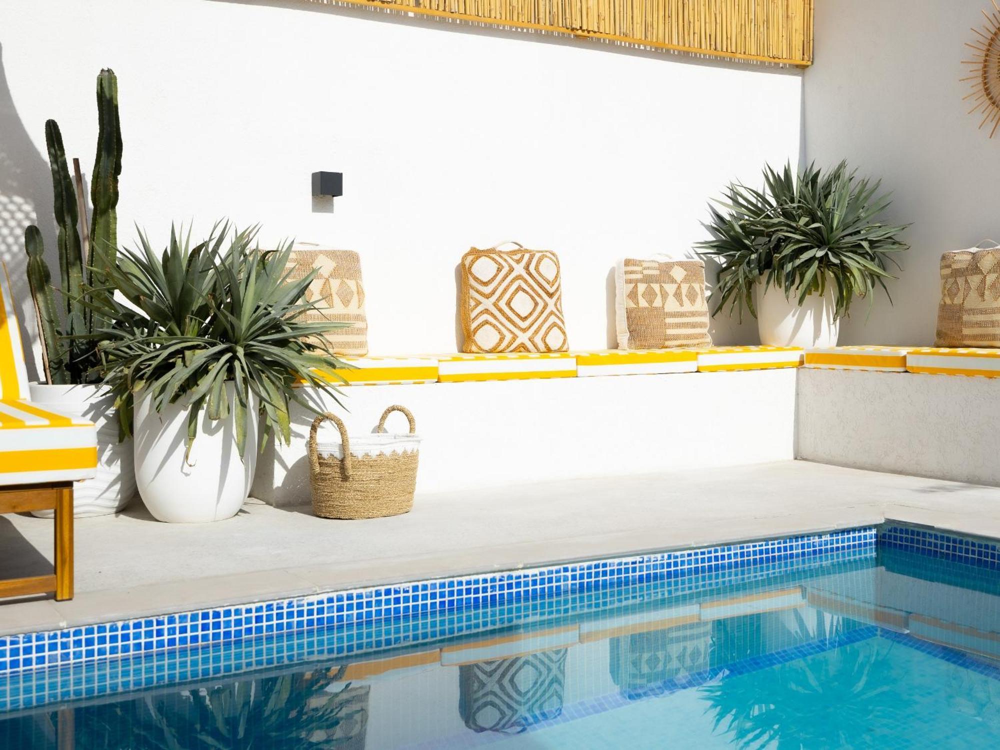 Luxury Boho Chic Beachside Escape, Shared Pool & Burj Khalifa View! Dubai