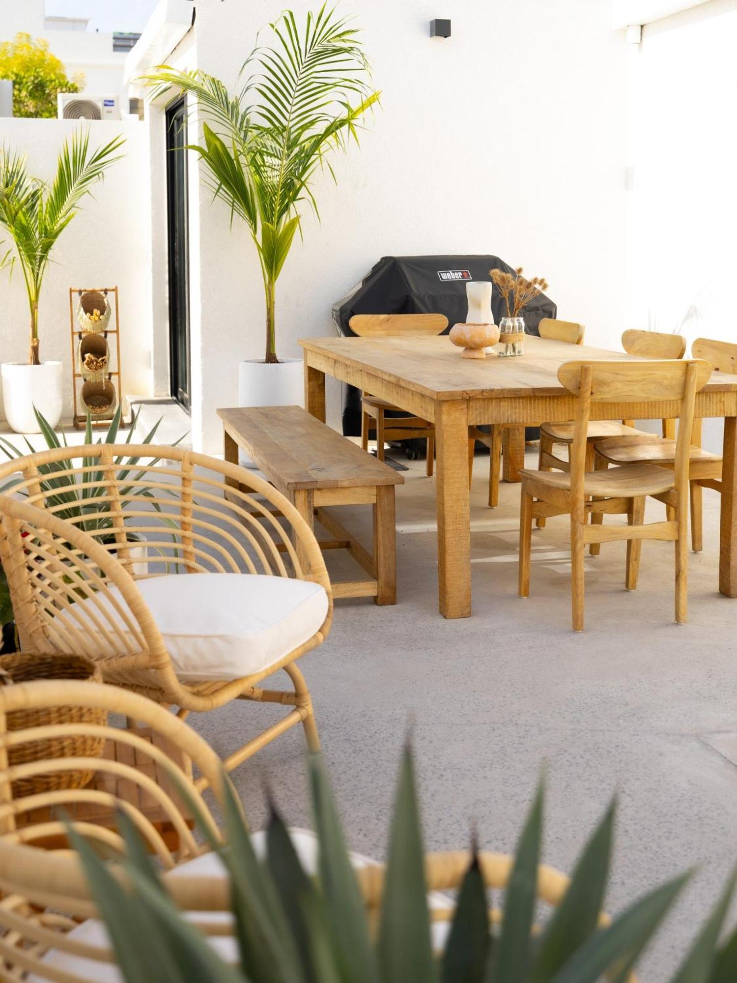 Luxury Boho Chic Beachside Escape, Shared Pool & Burj Khalifa View! Apartment