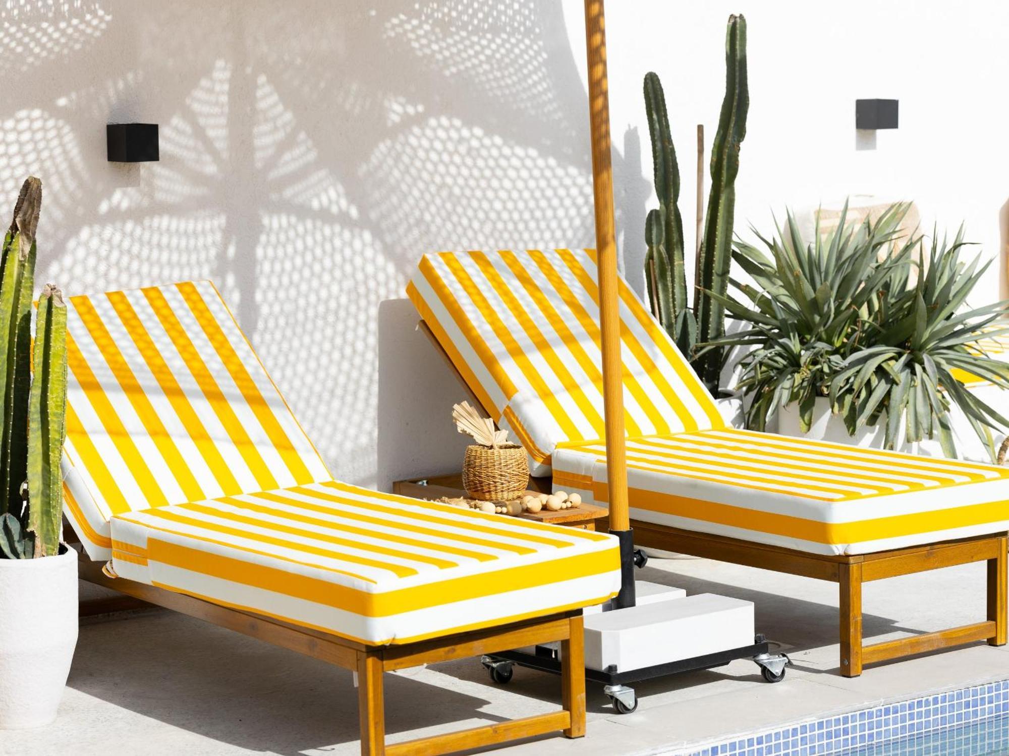 Luxury Boho Chic Beachside Escape, Shared Pool & Burj Khalifa View! Apartment Dubai