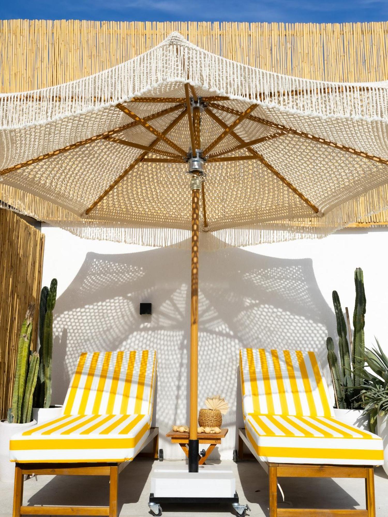 Apartment Luxury Boho Chic Beachside Escape, Shared Pool & Burj Khalifa View! Dubai