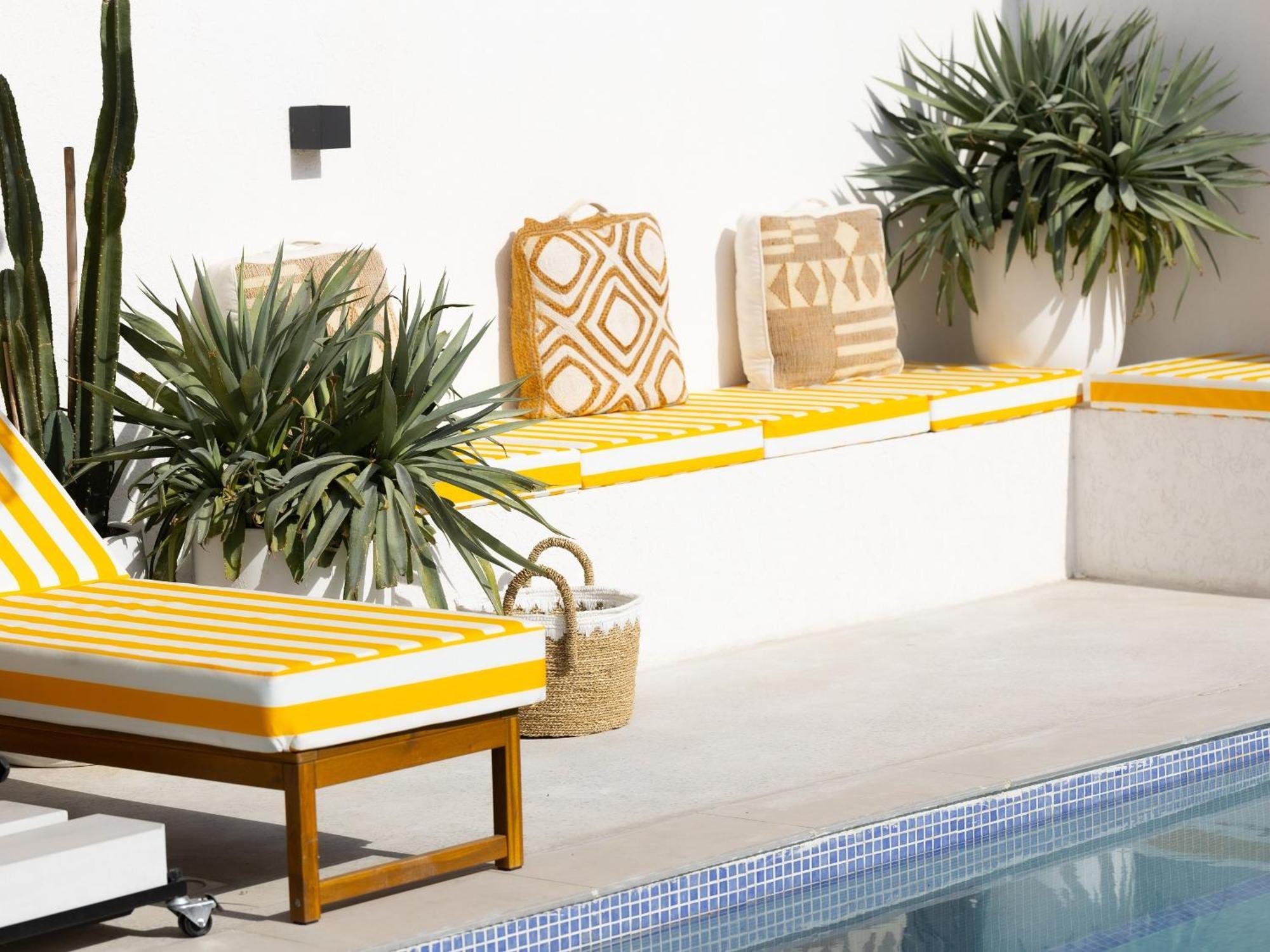 Apartment Luxury Boho Chic Beachside Escape, Shared Pool & Burj Khalifa View!